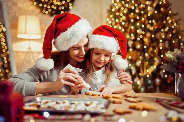 God jul och god jul. Mor och dotter matlagning julkakor. — Stockfoto