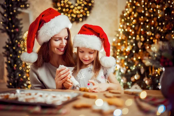 God jul och god jul. Mor och dotter matlagning julkakor. — Stockfoto