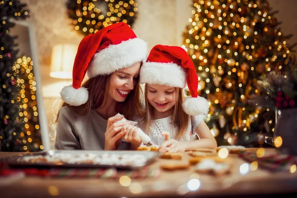 God jul och god jul. Mor och dotter matlagning julkakor. — Stockfoto