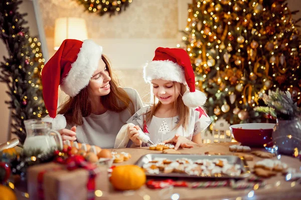 God jul och god jul. Mor och dotter matlagning julkakor. — Stockfoto