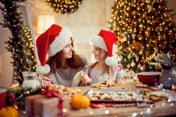 God jul och god jul. Mor och dotter matlagning julkakor. — Stockfoto