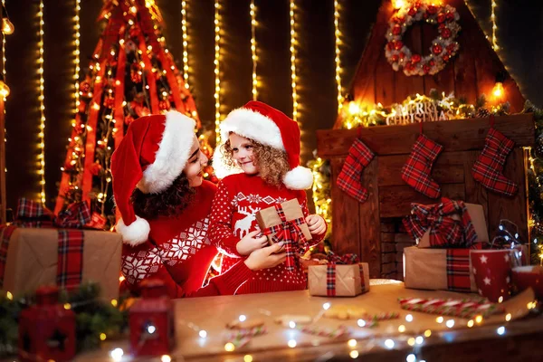 Alegre linda niña y su hermana mayor intercambio de regalos . —  Fotos de Stock