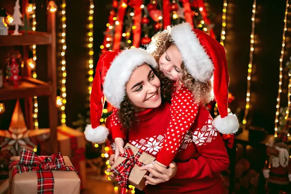 Glad söt liten flicka och hennes äldre syster utbyter gåvor. — Stockfoto