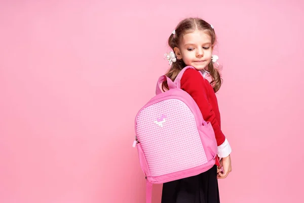Дитина з шкільною сумкою. Дівчина зі шкільною сумкою — стокове фото