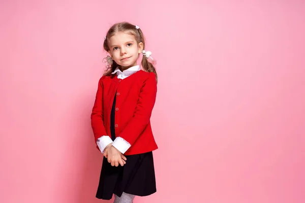 Menina bonito em uniforme escolar — Fotografia de Stock