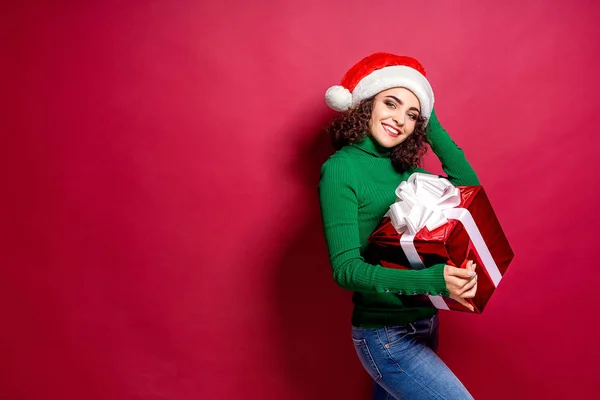 Mulher de moda bonita em chapéu de Papai Noel. Camisola de Natal quente segurando caixa de presente em . — Fotografia de Stock