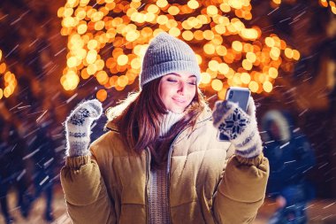 Bir güzel genç kadın ya da selfie ya da açık havada telefonuyla kız
