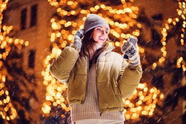 Bir güzel genç kadın ya da selfie ya da açık havada telefonuyla kız