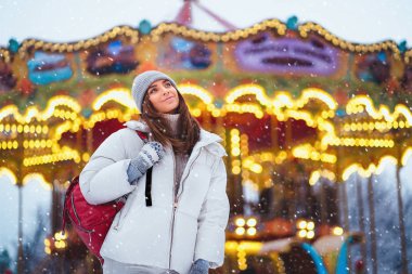 Açık havada yaşam tarzı moda portre çarpıcı kız tatil şehir yürüyüş.