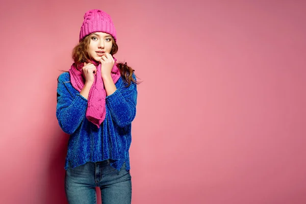 Modern Ung Kvinna Klädd Blå Tröja Och Rosa Mössa Och — Stockfoto