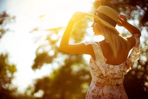 Mulher bonita ao ar livre em um dia de verão — Fotografia de Stock