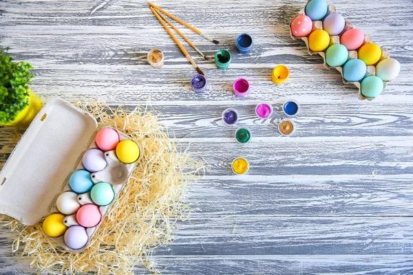 Happy Easter. Background with colorful eggs in basket. Table decorating for holiday. Top view. — Stock Photo, Image