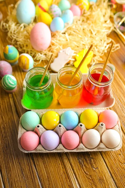 Happy Easter. Background with colorful eggs in basket. Table decorating for holiday. Top view. — Stock Photo, Image