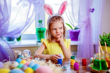Mutlu Paskalya yumurta, küçük çocuk evde boyama tavşan kulakları kız. bahar tatil