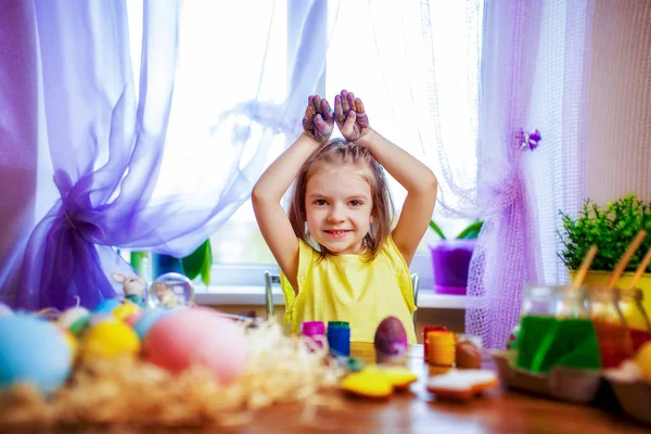 Happy easter dziewczyna w uszy królika, malowanie pisanek, małe dziecko w domu. Święto wiosny — Zdjęcie stockowe