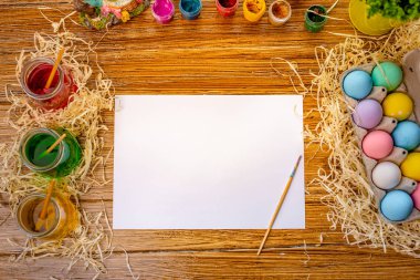 Mutlu Paskalyalar. Arka plan ile sepet içinde renkli yumurta. Tatil için dekorasyon tablo. Üstten görünüm.