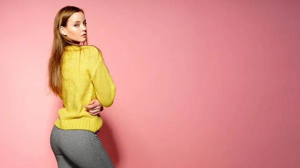 아름 다운 여성 모델, 캐주얼 comfrotable 스웨터를 착용 분홍색 배경 포즈. Copyspace — 스톡 사진
