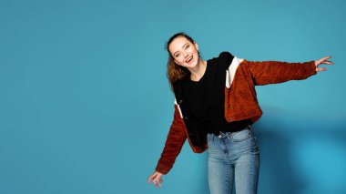 Sonbahar kırmızı ceket giyen güzel genç kadın