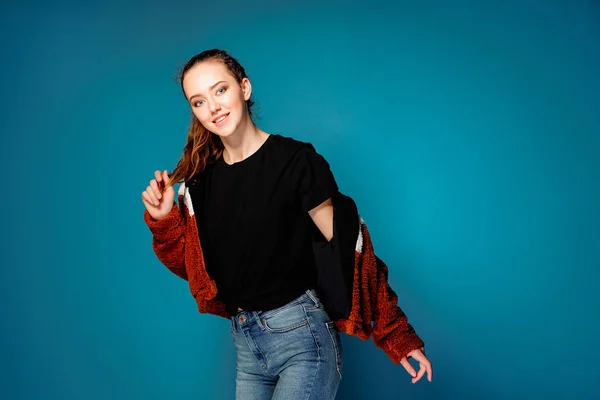 Hermosa joven con abrigo rojo de otoño —  Fotos de Stock