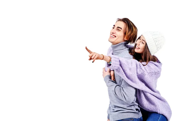 Imagem de casal encantador se divertindo enquanto o homem piggybacking sua namorada isolada no fundo branco — Fotografia de Stock