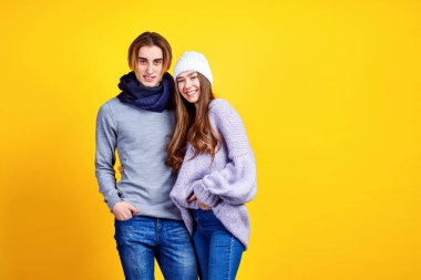 Çift kot türü ticari moda stil sarı duvar poz