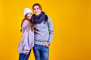 Çift kot türü ticari moda stil sarı duvar poz