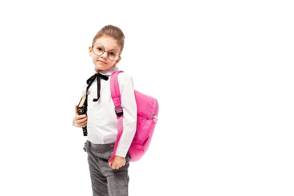 Παιδί με τσάντας. Κορίτσι με ροζ σχολική τσάντα που απομονώνονται σε λευκό. — Φωτογραφία Αρχείου