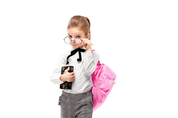 Niño con mochila. Chica con bolso escolar rosa aislado en blanco . — Foto de Stock