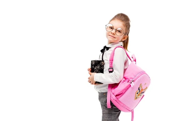 Niño con mochila. Chica con bolso escolar rosa aislado en blanco . — Foto de Stock