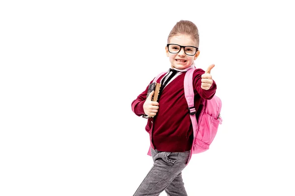 Kind met Schooltasje. Meisje in wit overhemd en een grijze broek, afgeronde glazen, houd een boek, schooltas en poseren als model de vinger omhoog wijst. Geïsoleerd op wit — Stockfoto