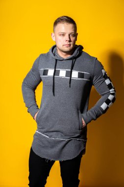 Şık yakışıklı genç moda kazaklı bir saç kesimi ile poz veriyor