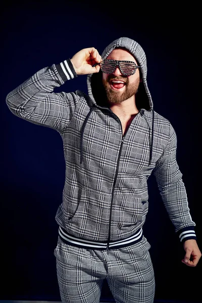 Hombre de moda en traje deportivo elegante y gafas de sol —  Fotos de Stock