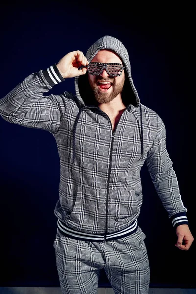 Moderní muž v obleku stylové sportovní a sluneční brýle — Stock fotografie