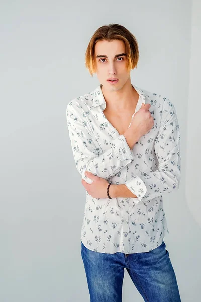Moda portre genç adamın beyaz gömlek gri duvardan teşkil etmektedir. — Stok fotoğraf