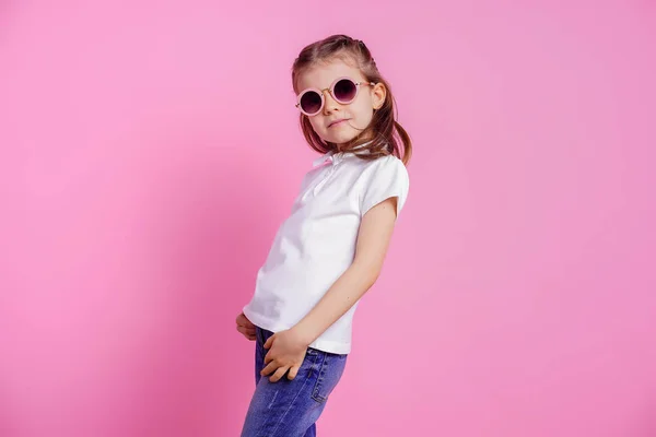 Na co dzień 7 lat kobieta w różowe okulary przeciwsłoneczne na białym tle na różowym tle — Zdjęcie stockowe