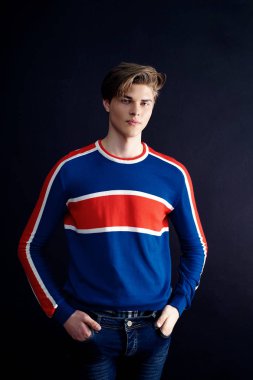 Ciddi yakışıklı genç adam kameraya bakıyor