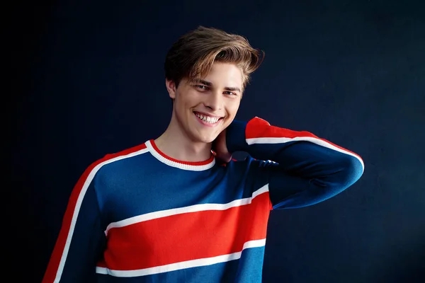 Χαμογελώντας όμορφος άνδρας στο πολύχρωμο πουκάμισο — Φωτογραφία Αρχείου