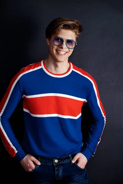 Модный молодой человек в солнечных очках — стоковое фото