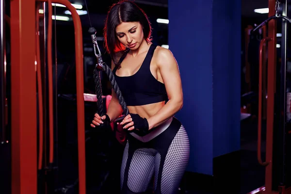 Ajuste bien entrenado mujer de mediana edad entrenamiento tríceps levantar pesas en el gimnasio — Foto de Stock