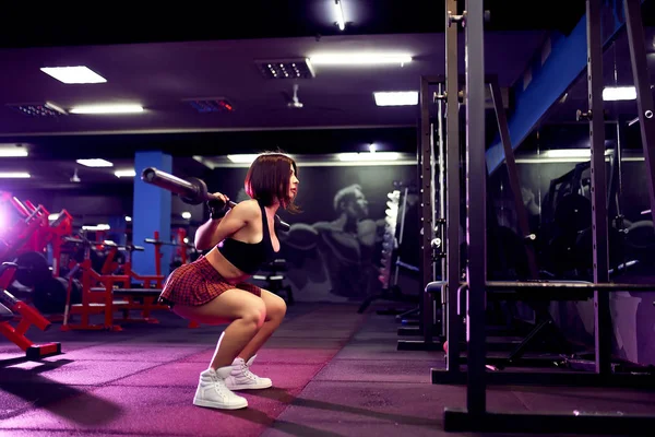 Hermosa deportista sexy mujer haciendo squat entrenamiento en el gimnasio — Foto de Stock