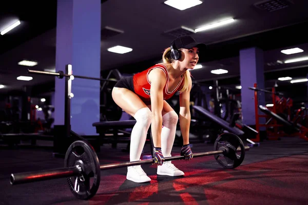 Bela desportivo sexy mulher no cap fazendo agachamento treino no ginásio — Fotografia de Stock