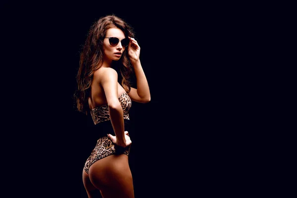 Svůdná mladá brunetka v leopard kombinézu — Stock fotografie