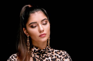 Leopar gömlekli şehvetli genç esmer