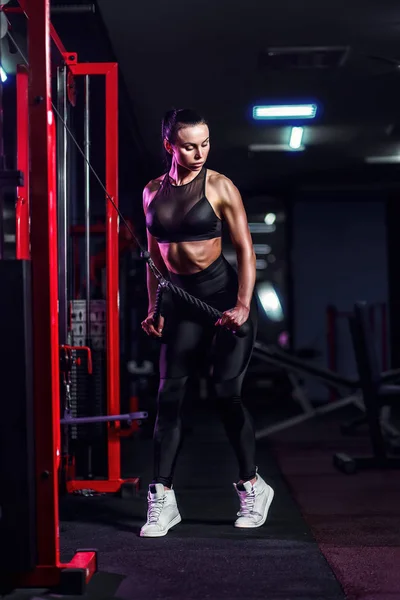 Athletisch sexy Frau macht Übung mit Gerät im Fitnessstudio - Seitenansicht — Stockfoto