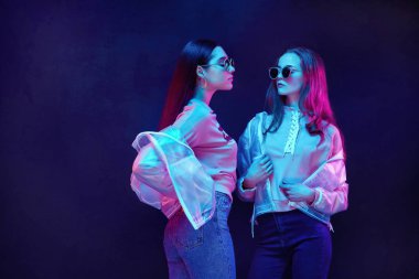 Neon ışıklar trendy serin genç kızlar