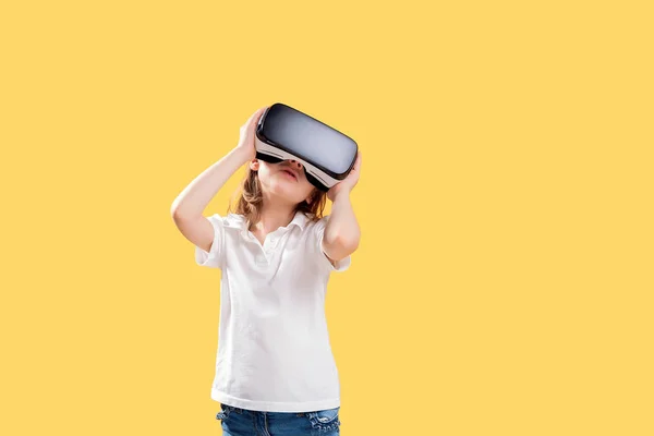 Emocionado chica estar en realidad virtual — Foto de Stock