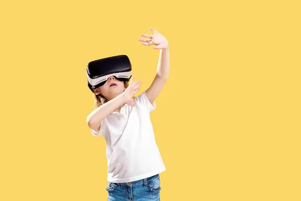 Emocionado chica estar en realidad virtual —  Fotos de Stock