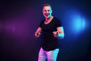 Kendinden emin adam partide kamera işaret