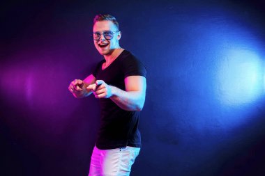 Kendinden emin adam partide kamera işaret