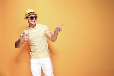 Kendinden emin şık adam kameradan uzağa yan gösteren